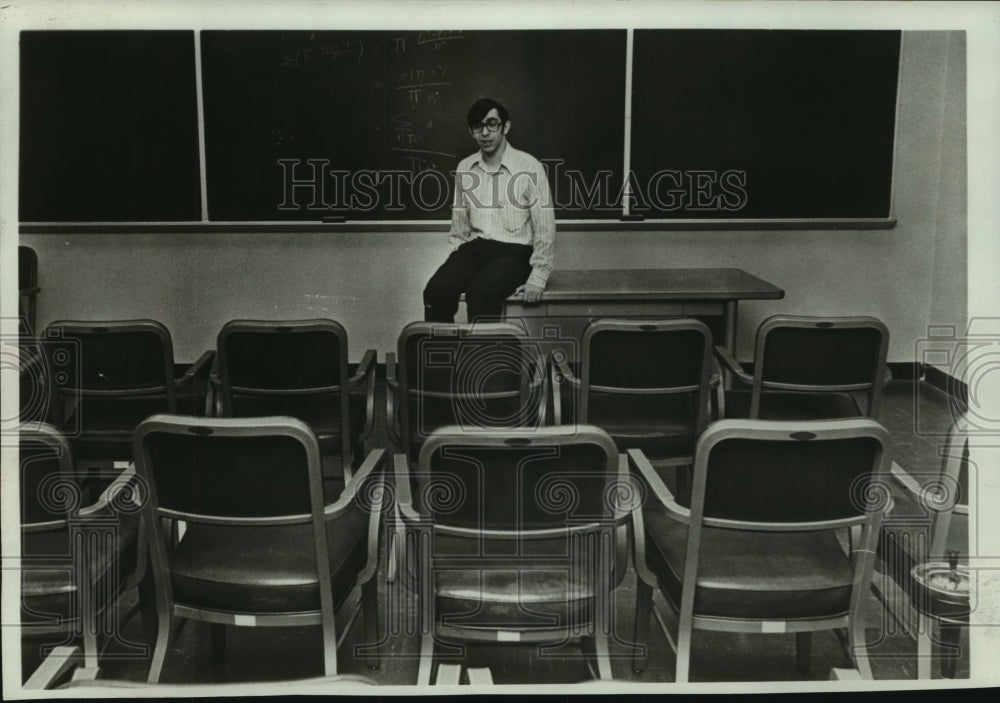 1974 Press Photo Math genius Arthur Rubin, 18, is ahead of his Caltech ...