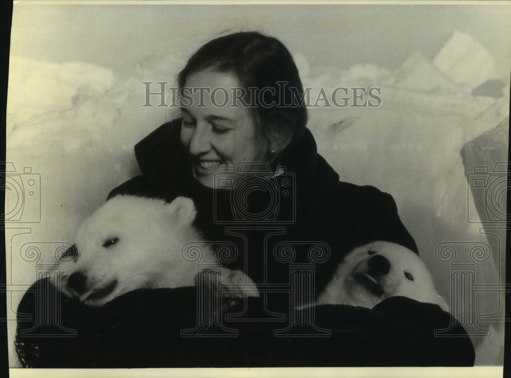 1992 Press Photo Writer Julia Rubin hugs pair of polar bear cubs in Alaska - Historic Images