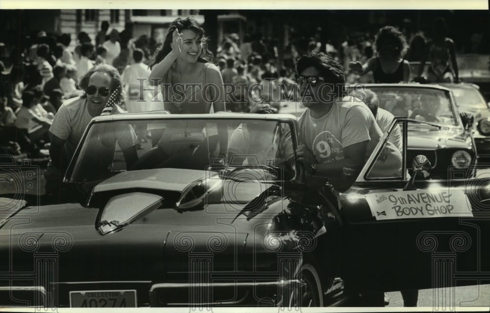 1989 Press Photo Stalled Corvette being pushed during parade at South Shore Park - Historic Images