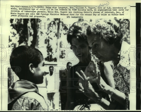 1971 Press Photo Mrs. William Rogers uses sign language to talk to child, Cairo-Historic Images