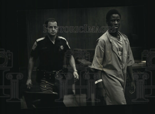 1992 Press Photo Donnie White, 15 escorted to Milwaukee County courtroom - Historic Images