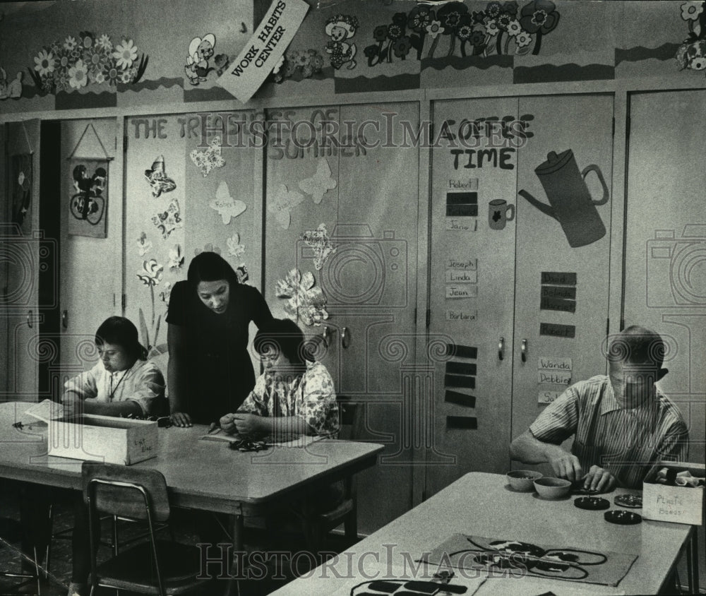 1973 Press Photo Miss Randene Larsen teaches at Southern Wisconsin Center - Historic Images