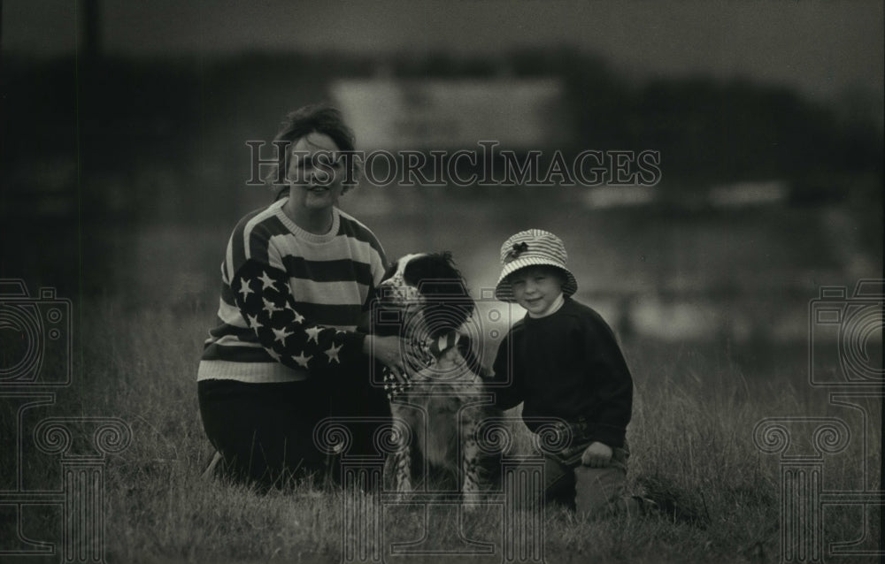 1993 Press Photo Carol Kay &amp; Leirra Barthen with their dog, Lonnie, Waukesha - Historic Images