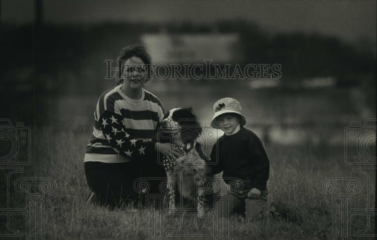 1993 Press Photo Carol Kay & Leirra Barthen with their dog, Lonnie, Waukesha - Historic Images
