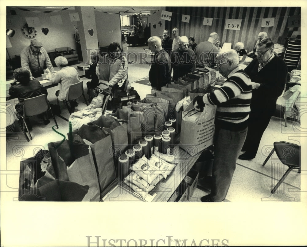 1987 Press Photo Volunteers from South Milwaukee Senior Center give out food - Historic Images