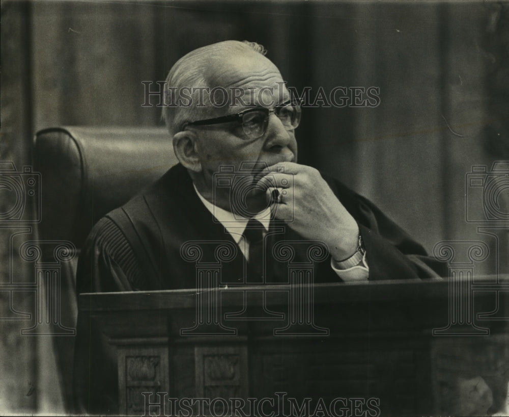 1965 Judge Elmer Roller, court, presiding in Braves case, Milwaukee.-Historic Images