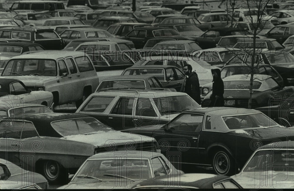 1978 Southridge Shopping Center, shoppers looking for car, Greendale - Historic Images