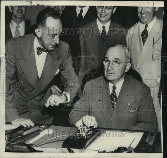 1949 Press Photo Truman initiates use of generator, Grand Coulee dam, Washington - Historic Images