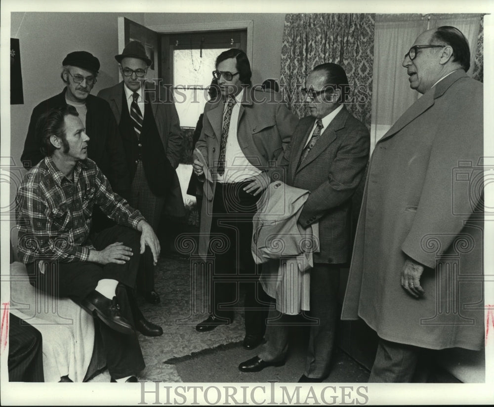 1978 Press Photo People Attending A Meeting At Hampton Gardens - mjb79986 - Historic Images