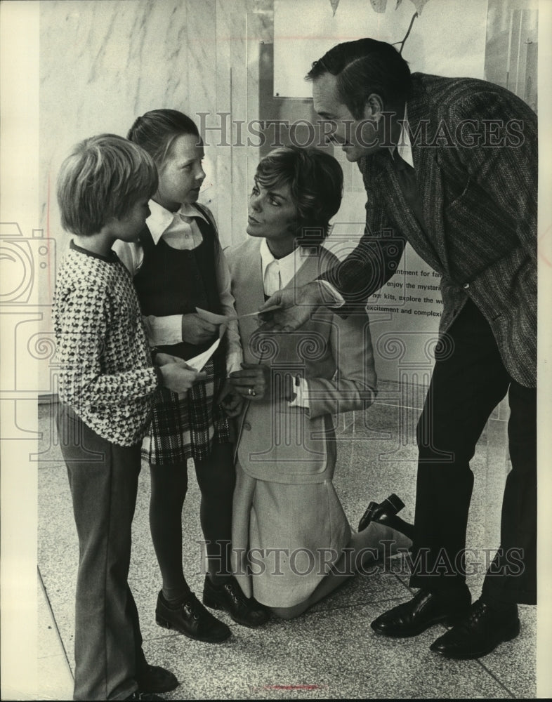 1972 Press Photo Marine Plaza was a Campaign stop for Mrs. William Ruckelshaus - Historic Images