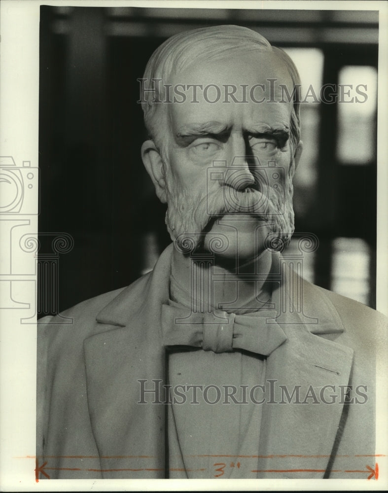 1975 Press Photo A bust of Horace Rublee, Daily Republican and News, editor - Historic Images