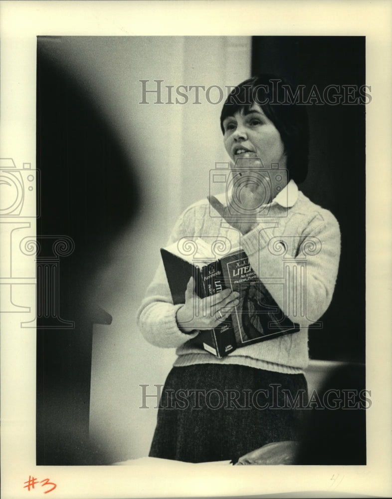 1986 Press Photo Peggy Rozga, widow of James Groppi, lectures an English class - Historic Images