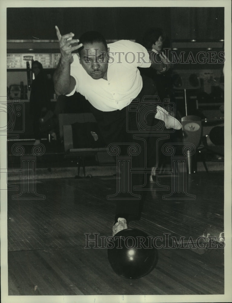 1964 Press Photo Carl Rowan, United States Information Agency director, bowling - Historic Images