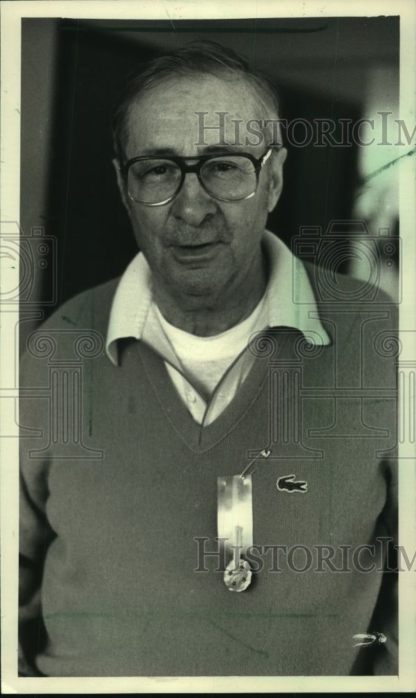 1988 David Rubitsky of Milton, World War II veteran wore a medal-Historic Images