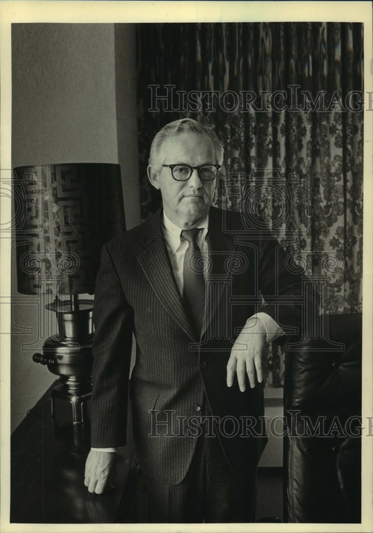 1980 Press Photo Brenton H. Rupple, executive at Robert W. Baird Co., Wisconsin - Historic Images