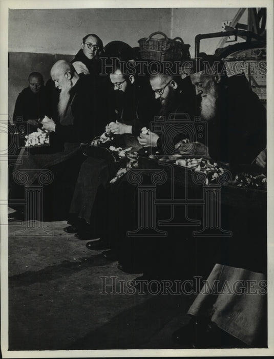 1948 Press Photo Monks working together to pare apples - mjb80186 - Historic Images