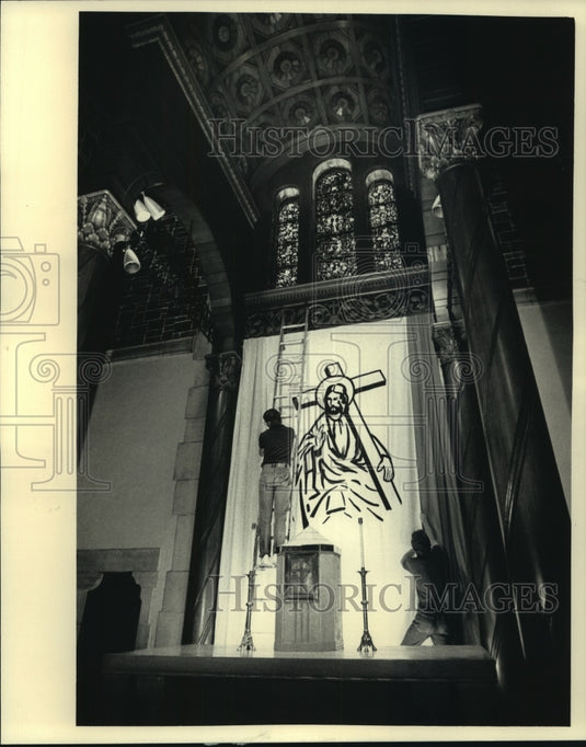 1986 Wisconsin Novices Rick Poster & Michael Covatch hang a backdrop - Historic Images