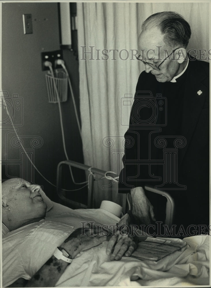 1989 Press Photo Jerome Bachelor &amp; Father August Soemer, Sinai Samaritan Medical - Historic Images