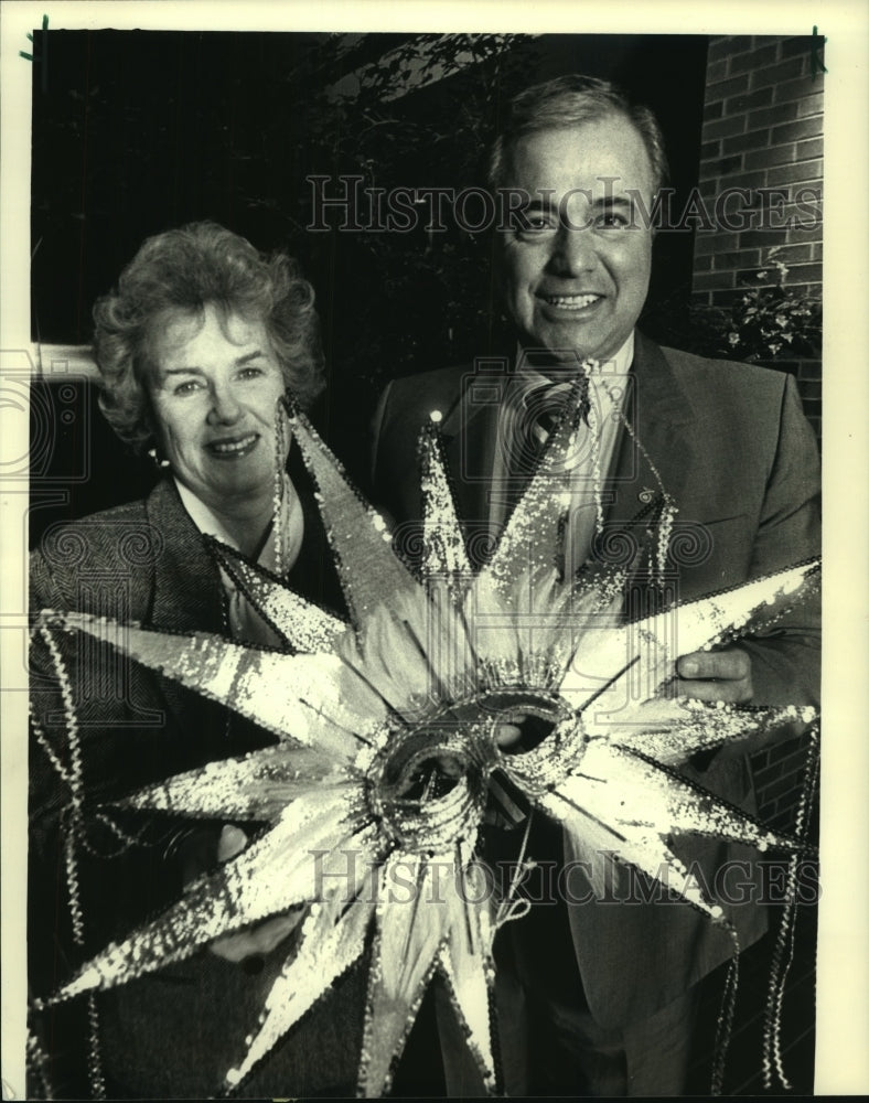 1988 Press Photo Mary Philips and Andy Potos at Pfister Hotel for Carnival - Historic Images