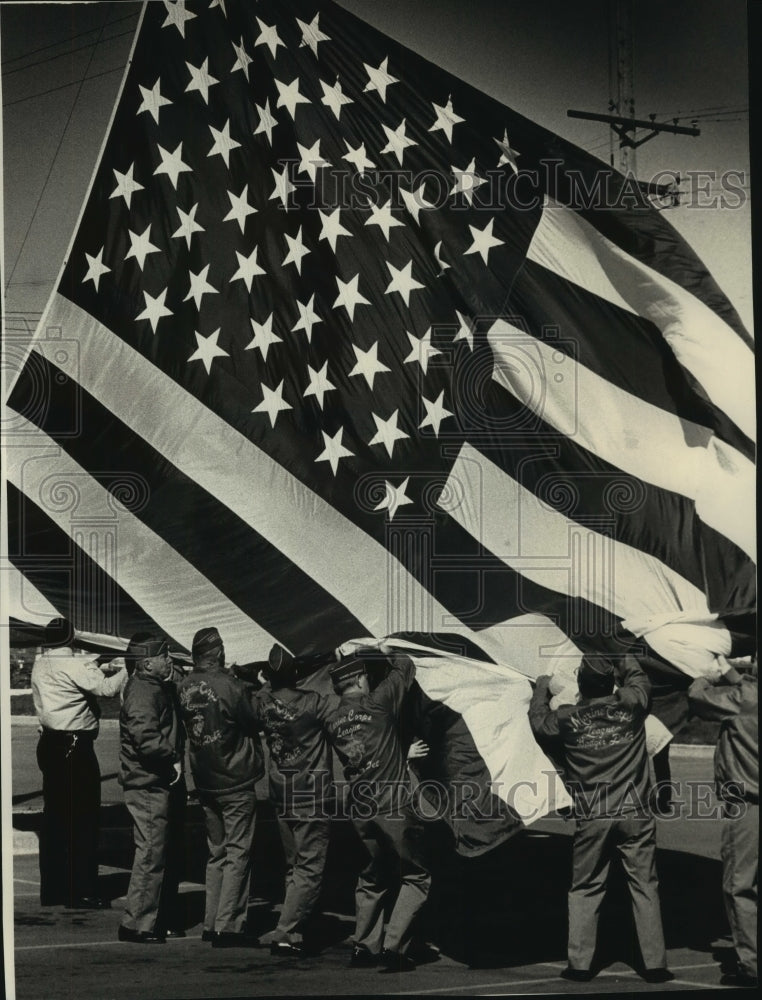 1991 Press Photo American Flag raised outside Potawaomi Indian Bingo Hall - Historic Images