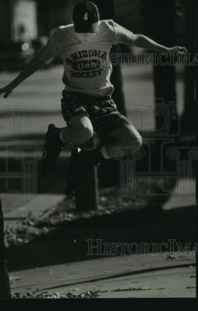 1993 Press Photo Le Knetter get some altitude as he shows roller blading skills - Historic Images