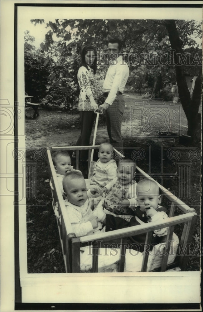 1975 Press Photo Charles Rohrer &amp; wife stroll with quintuplets in Baltimore - Historic Images