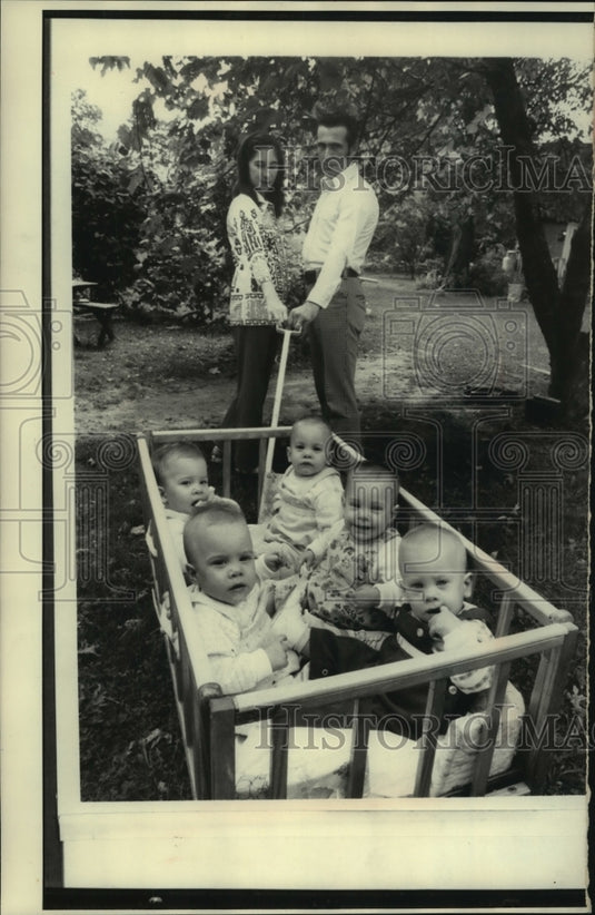 1975 Press Photo Charles Rohrer & wife stroll with quintuplets in Baltimore - Historic Images