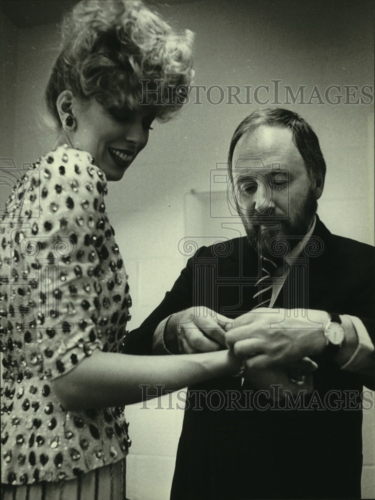 1982 Press Photo Anthony Pavel assisting a model with his clothes - Historic Images