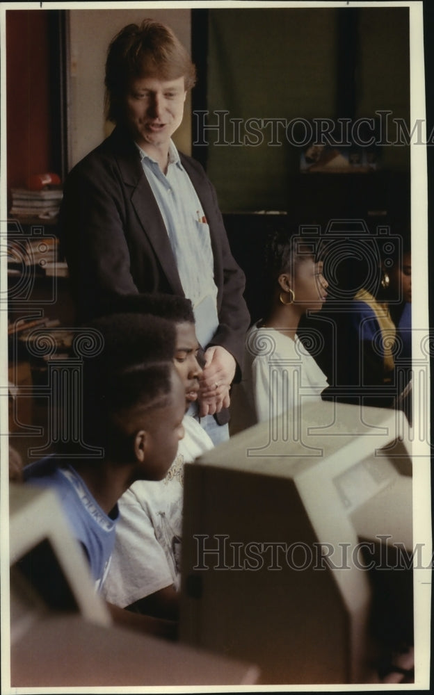 1993 Playwright David Powell teaches North Division High School kids-Historic Images