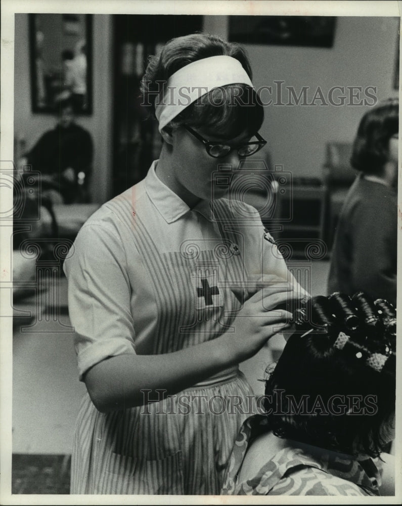 1967 Press Photo Dawn Champion sets a girl&#39;s hair at Southern Wisconsin Center-Historic Images
