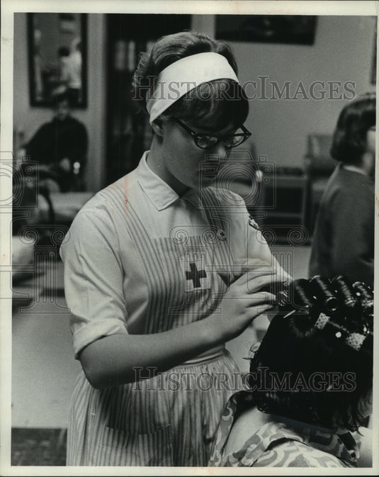 1967 Press Photo Dawn Champion sets a girl's hair at Southern Wisconsin Center-Historic Images