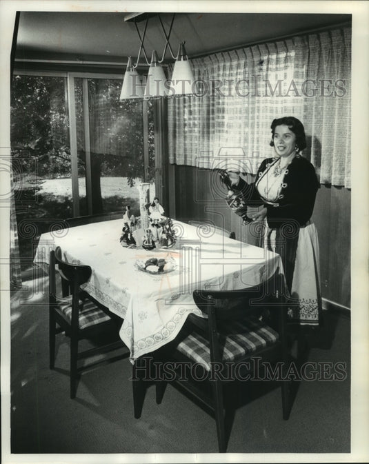 1983 Press Photo Mrs. Emil Ruhle,Wisconsin, in Greek costume, home from Greece - Historic Images