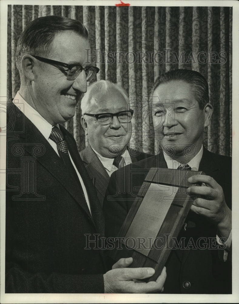 1971 Press Photo Leonard Hobert president of Gimbels wins award Milwaukee-Historic Images