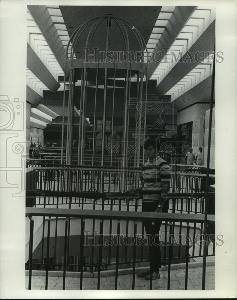 1970 Press Photo Thomas Krimmer at Southridge at Shopping Center, Milwaukee - Historic Images