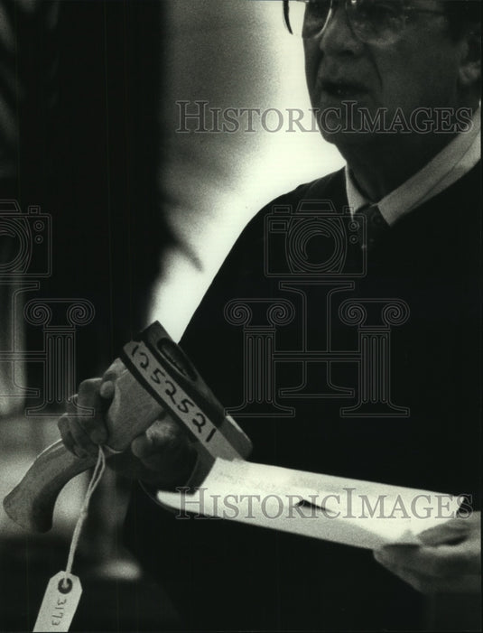 1989 Circuit Judge William Gardner holds hatchet Deborah Kazuck used - Historic Images