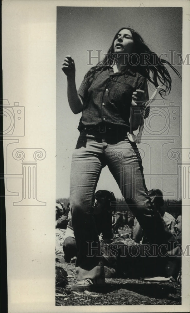 1976 Press Photo Girl dances at Grateful Dead concert - Milwaukee - mjb80600 - Historic Images