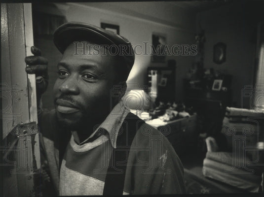 1992 Joseph Huddleston helps at Brotherhood House - Historic Images