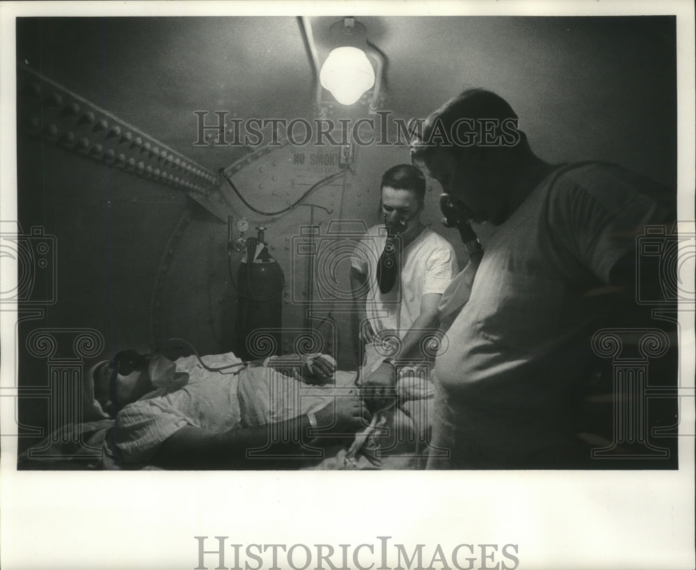 1964 Press Photo Dr. Leonard Worman, Barry Seidel &amp; patient in pressure chamber- Historic Images