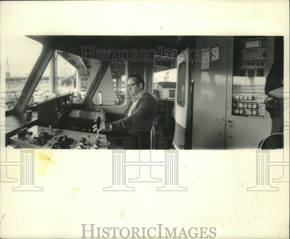 1975 Press Photo Lawrence A. Schuelke, National Railway Passenger Corp Milwaukee - Historic Images