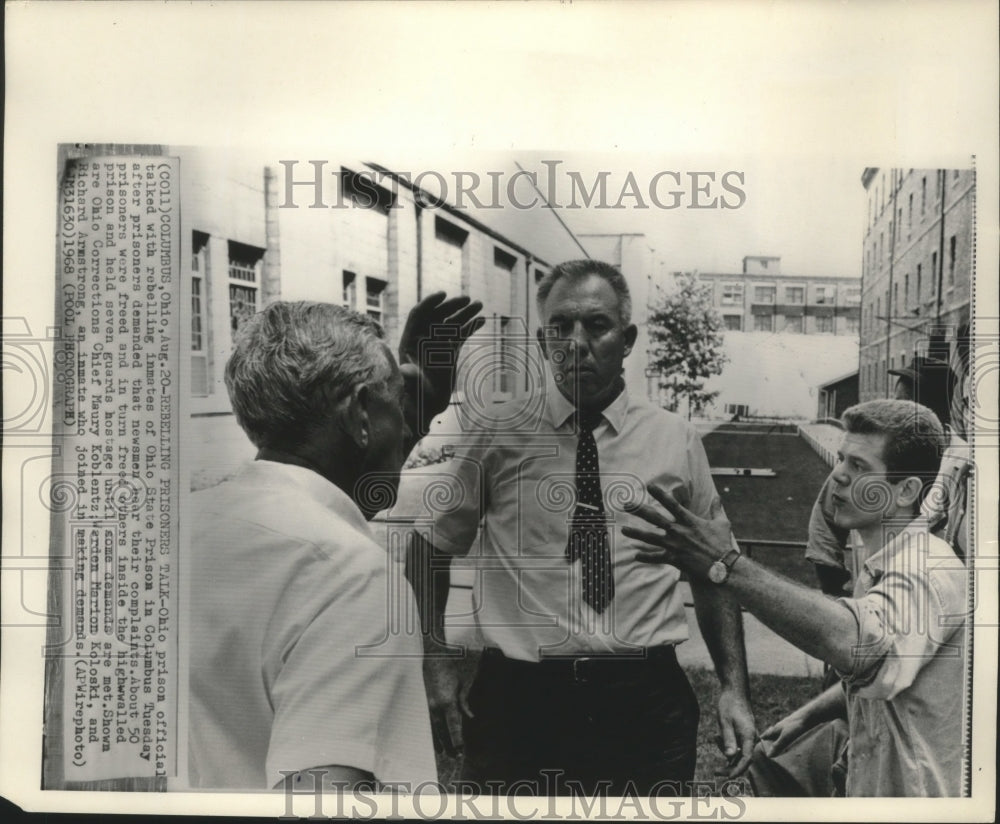 1968 Press Photo Ohio state penitentiary officials talk to inmate about hostages- Historic Images