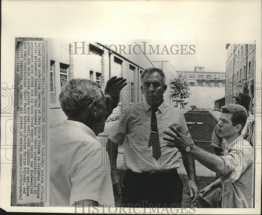 1968 Press Photo Ohio state penitentiary officials talk to inmate about hostages- Historic Images