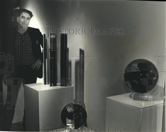 1991 Press Photo Artist Vasa with his art showing at Posner Gallery in Milwaukee - Historic Images