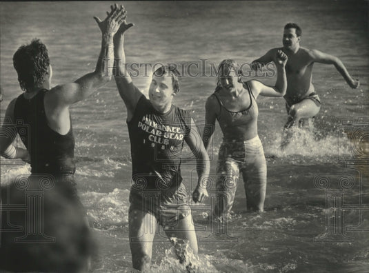 1988 Press Photo members of Milwaukee's Polar Bear Club in Lake Michigan - Historic Images