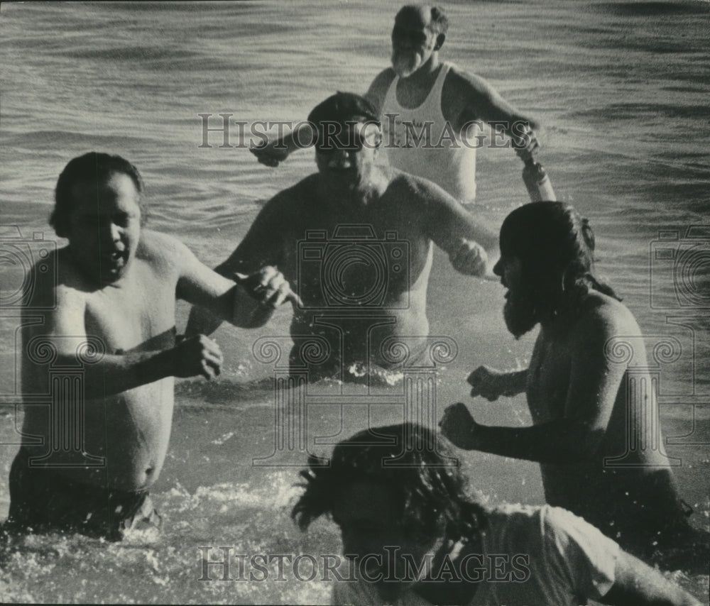 1974 Press Photo members of Milwaukee&#39;s Polar Bears frolicked in Lake Michigan - Historic Images