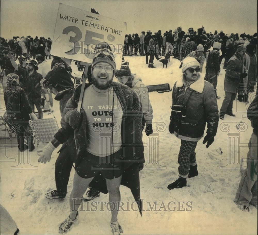 1984 Press Photo Milwaukee&#39;s Polar Bear Club taking their New Year&#39;s day dip - Historic Images