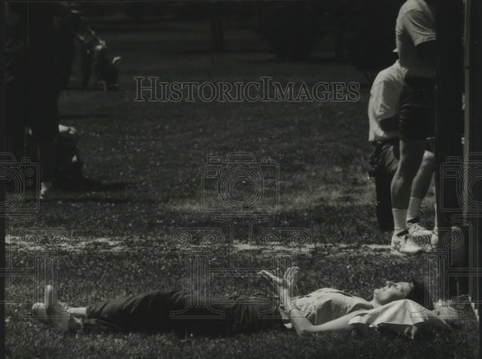 1993 Press Photo Maxine Duckworth naps outside fiddle championships - mjb80900 - Historic Images