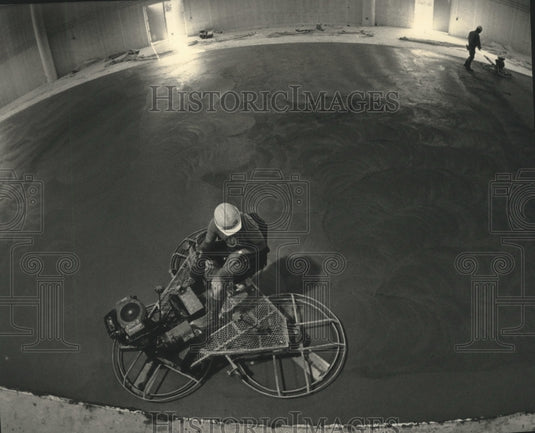 1992 Press Photo Concrete workers finish concrete at Pettit National Ice Center - Historic Images