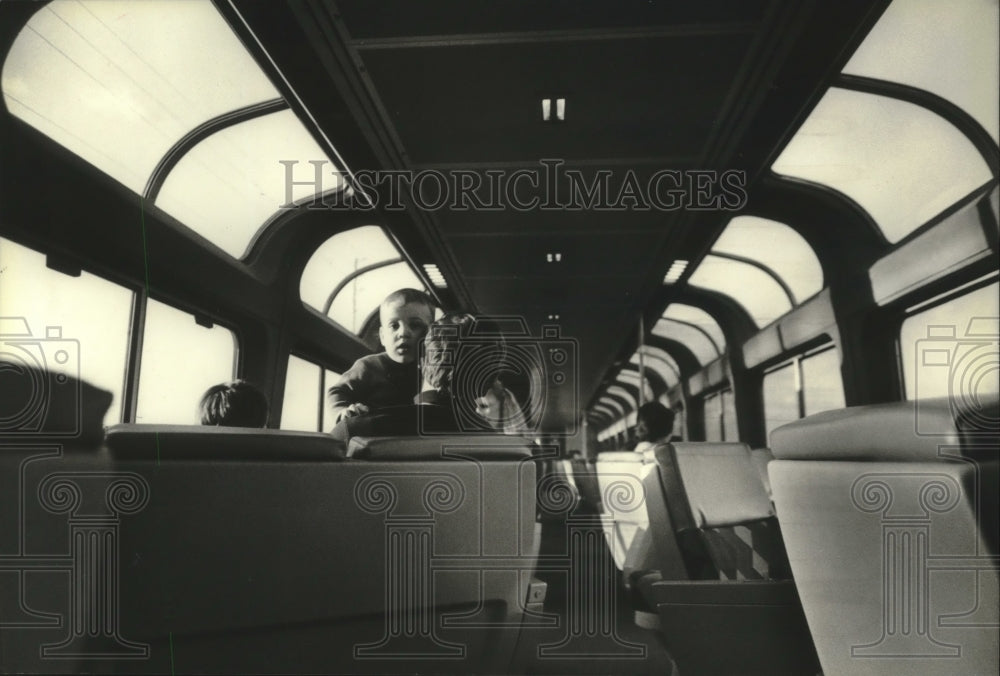 1991 Press Photo Passengers aboard an Amtrak train take in the view of Wisconsin - Historic Images