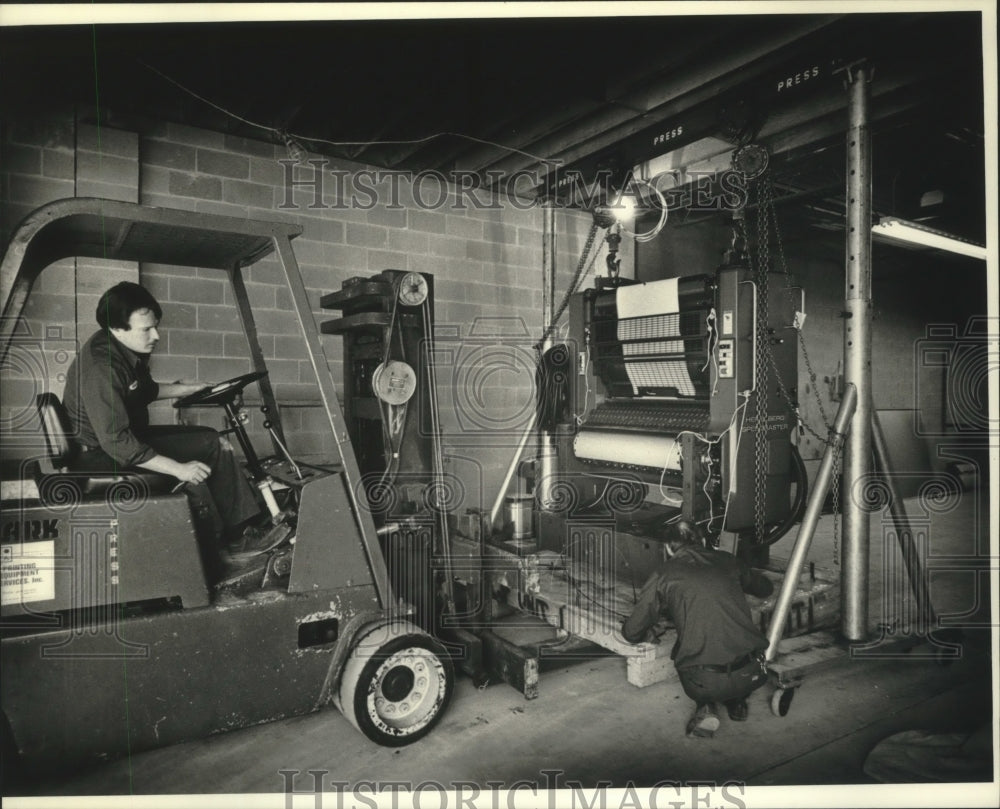 1990 Press Photo Harold Jashinski unloading print press, HM Graphics, West Allis-Historic Images