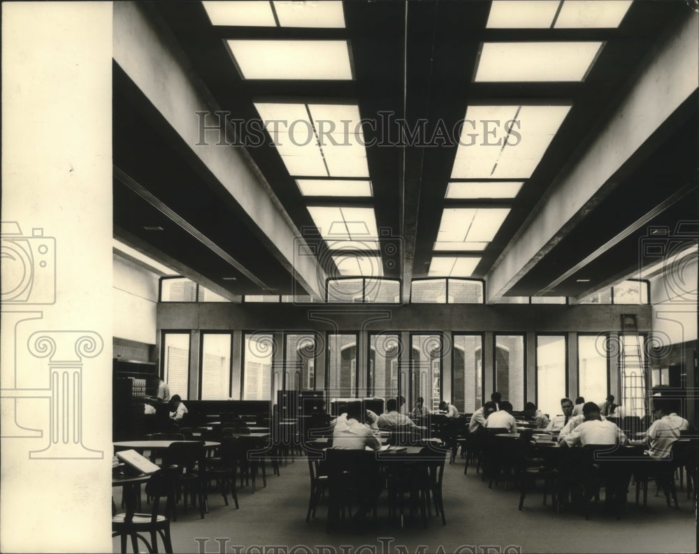 1968 Press Photo Pio Nono High School library showcases exposed T shaped beams - Historic Images